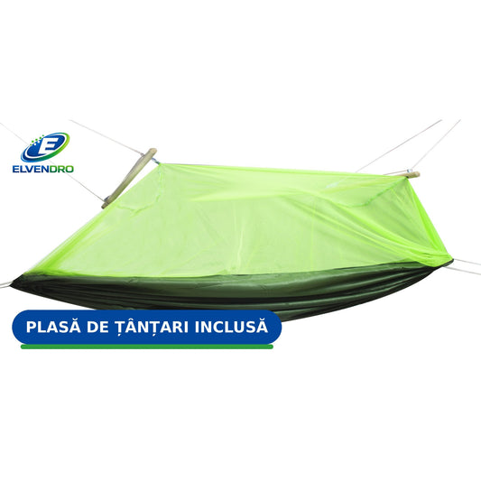 Hamac de camping dublu verde cu plasă de țânțari montată, suspendat între copaci