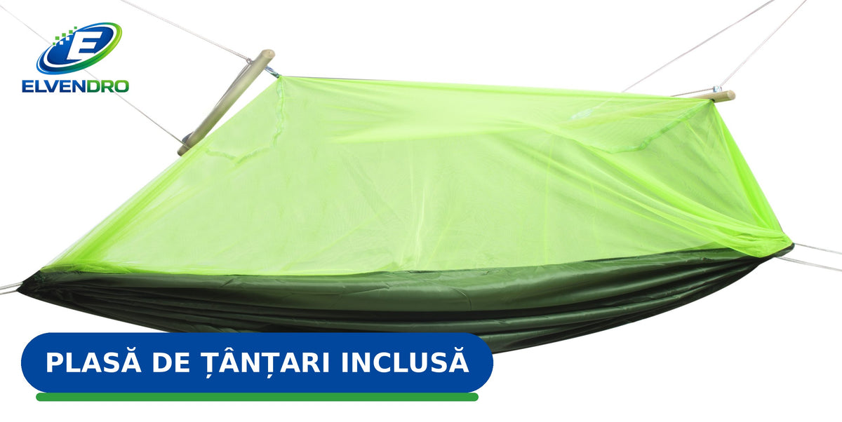 Hamac de camping dublu verde cu plasă de țânțari montată, suspendat între copaci